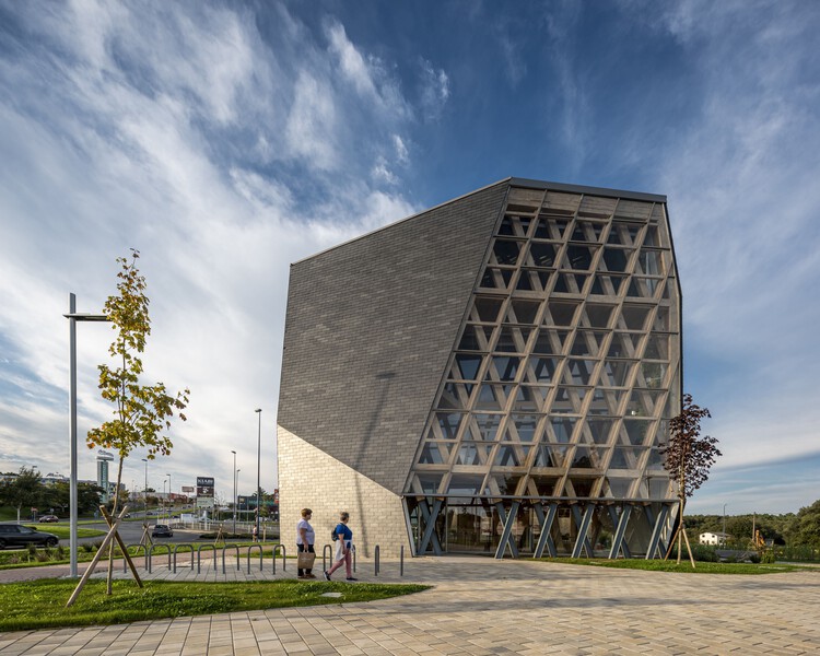 impulso-verde-project-going-back-to-foundations-with-a-ventilated-natural-slate-facade_1